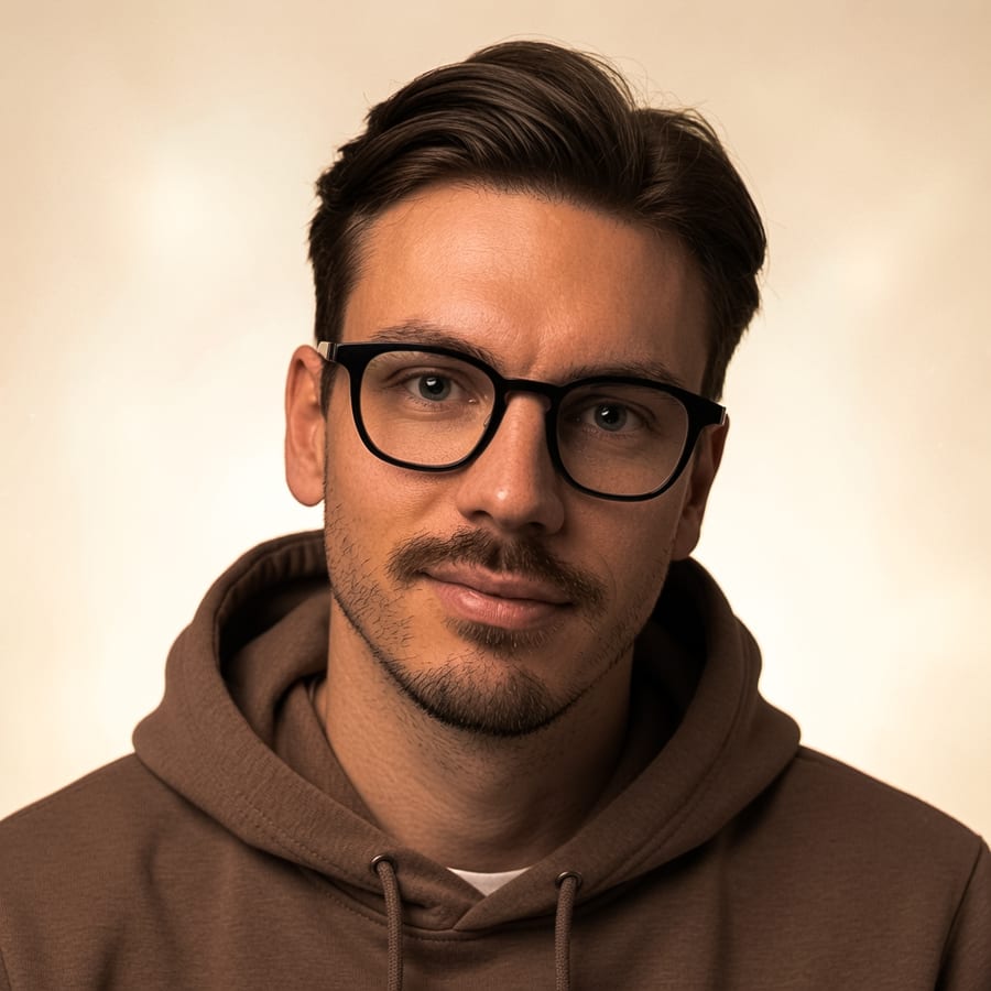 Sebastian Selonke, Inhaber von Webdesign Odenwald, im braunen Hoodie